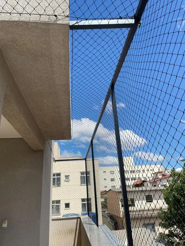 Rede de proteção preta em varanda de apartamento em Belo Horizonte