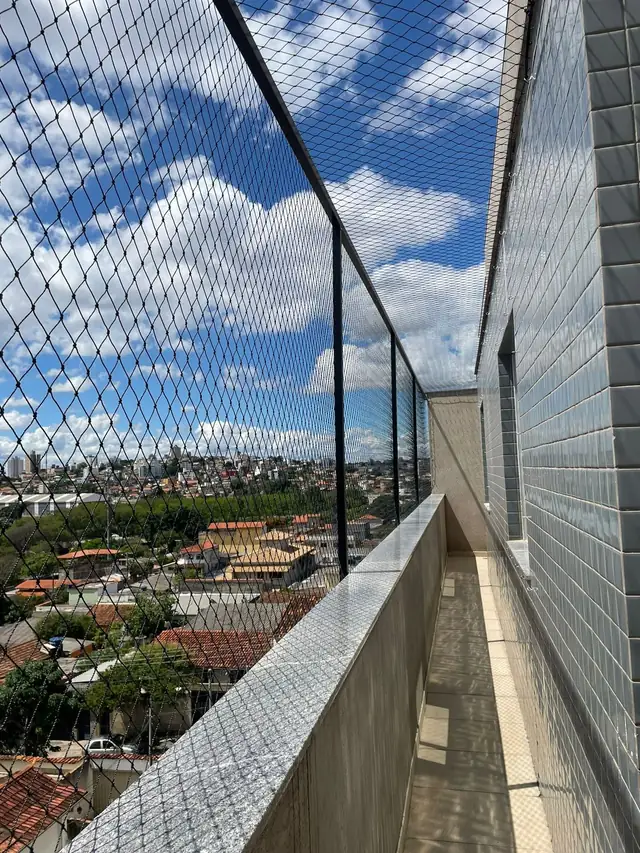 Sacada de apartamento totalmente fechada com rede de proteção