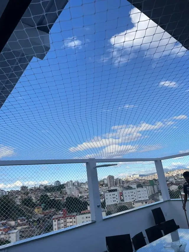 Cobertura de área gourmet fechada com rede de proteção branca