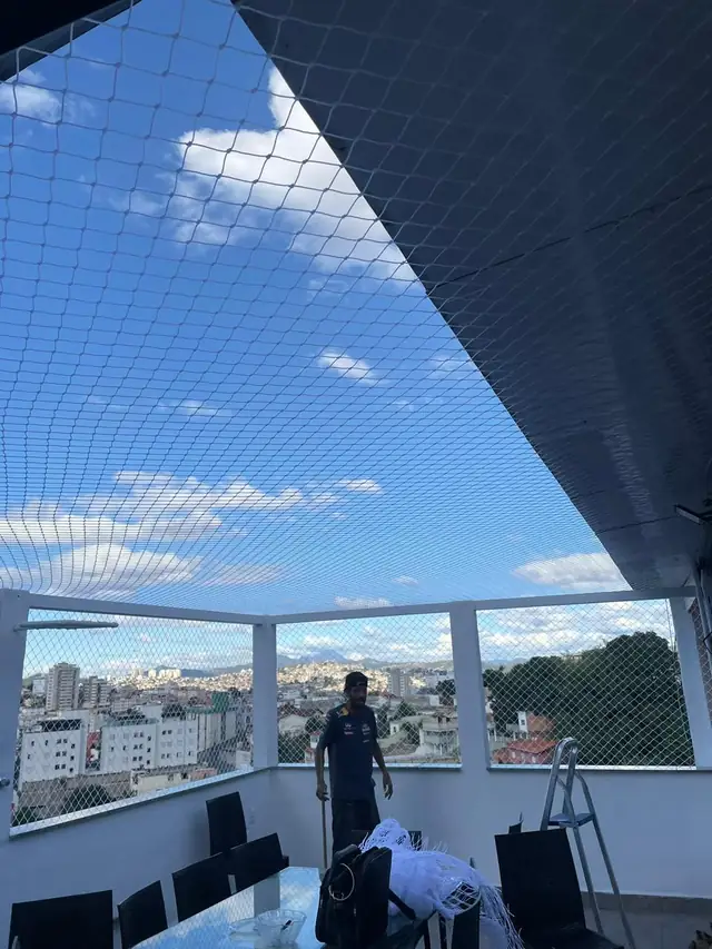 Rede de proteção instalada sobre piscina residencial