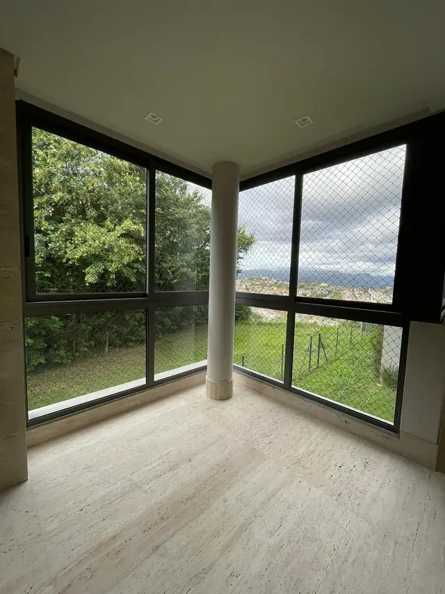 Janelas de sala com rede de proteção discreta que não bloqueia a vista