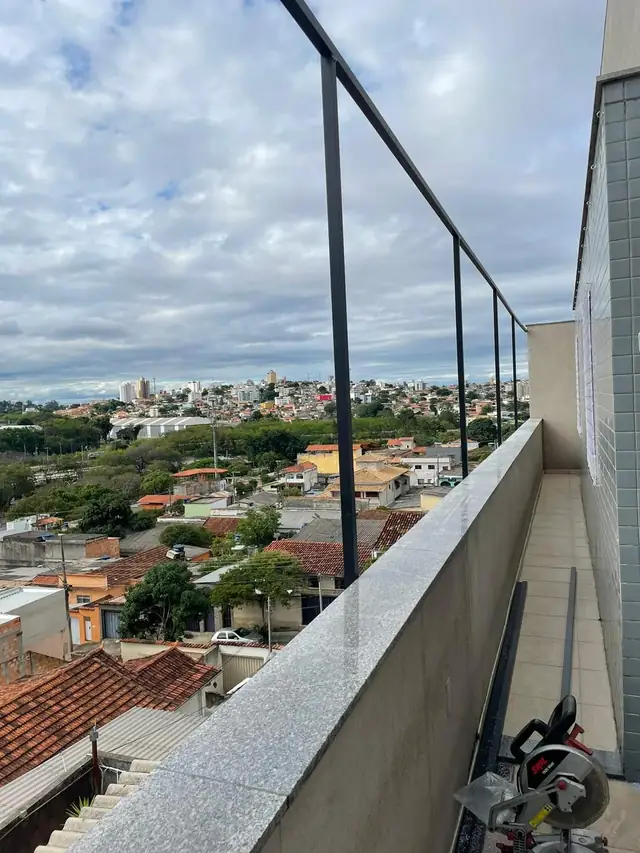 Varanda de serviço de apartamento com rede de proteção preta