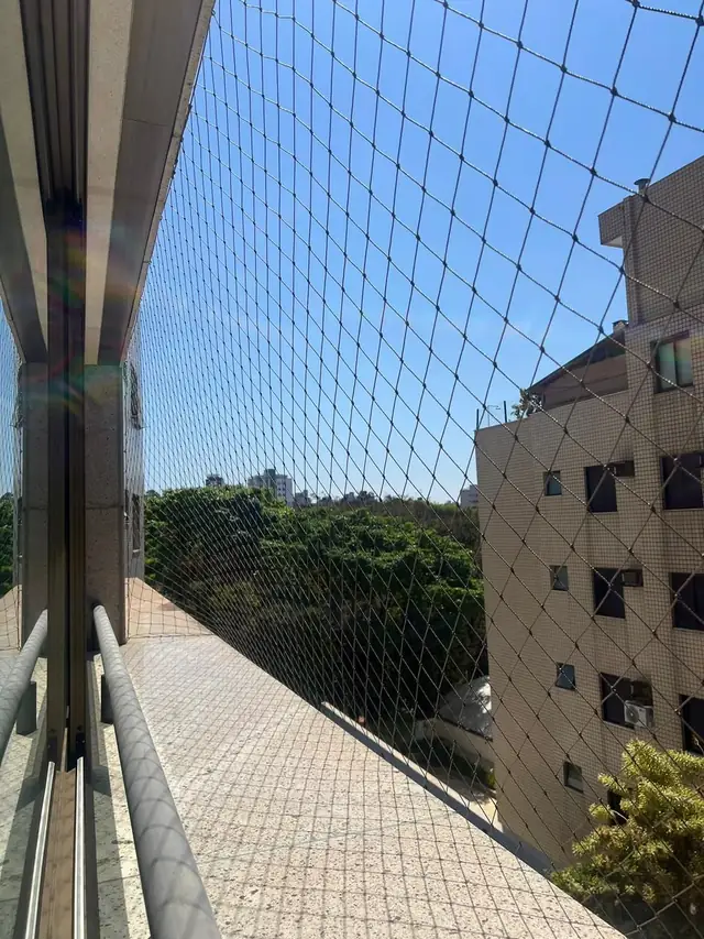 Rede de proteção em sacada de apartamento com acabamento profissional