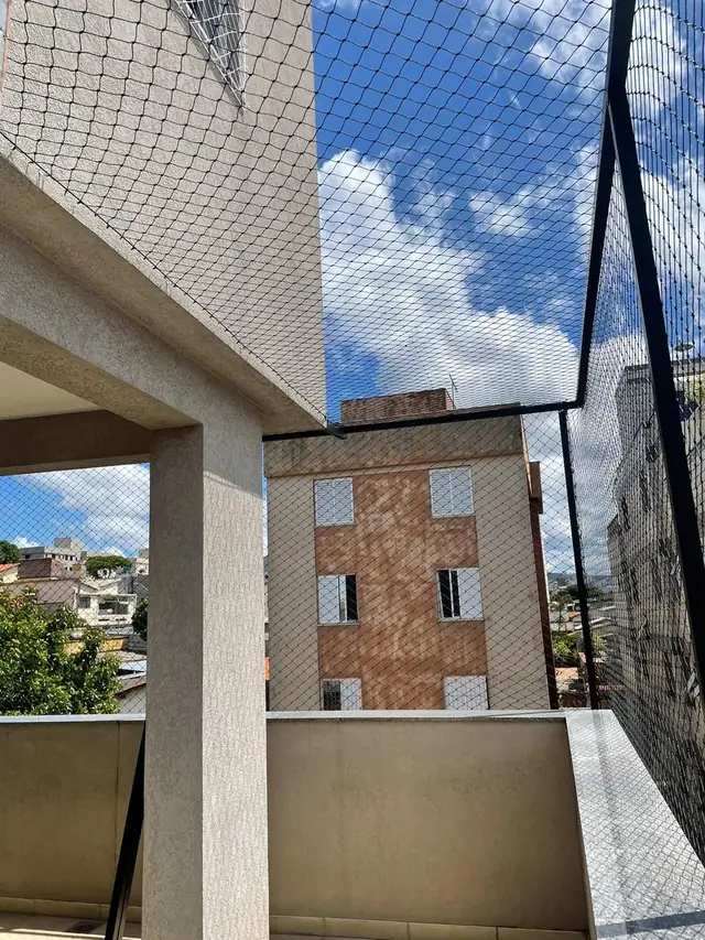Rede de proteção cobrindo lateral e teto de varanda de apartamento