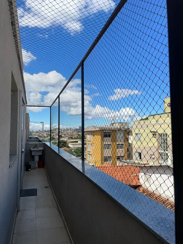 Terraço de cobertura com rede de proteção branca em toda a extensão