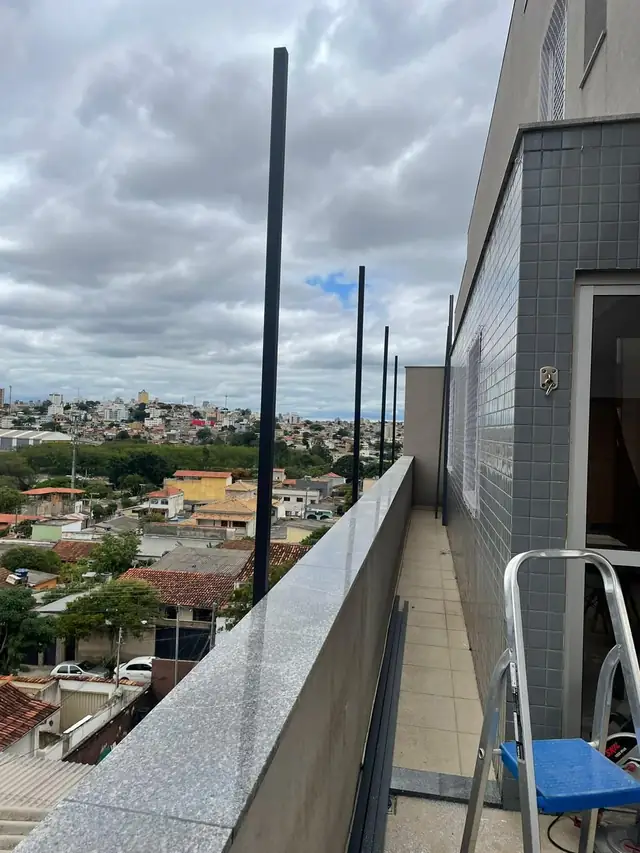 Instalação de estrutura para rede de proteção em varanda de cobertura